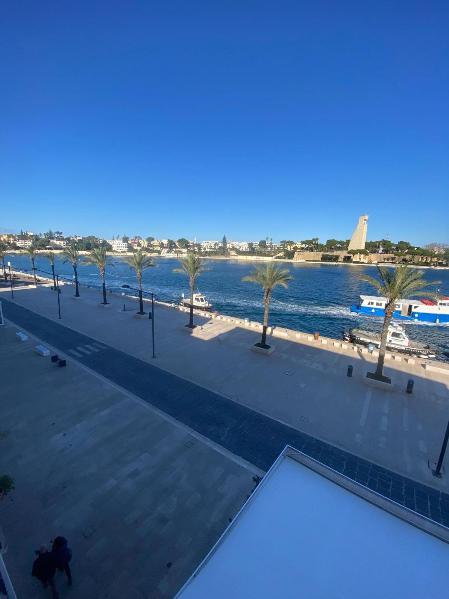 Appartamento Fontanella Deluxe Brindisi Bagian luar foto